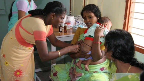 Kinderimpfung in einer indischen Krankenstation 2007