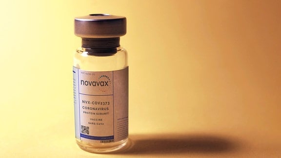 Eine Ampulle mit Impfstoff von Novavax