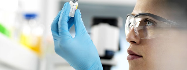Ärztin, der einen Impfstoff für einen Patienten vorbereitet