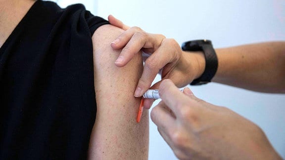 Ein Patient erhält eine Impfung
