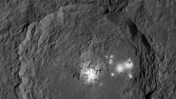 Der Occator-Krater ist ein 20 Millionen Jahre alter Einschlagkrater auf dem Zwergplaneten Ceres im Asteroidengürtel zwischen Mars und Jupiter.
