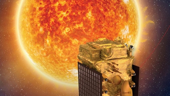 Eine künstlerische Darstellung einer goldenen Raumsonde vor dem roten glühenden Ball unserer Sonne.