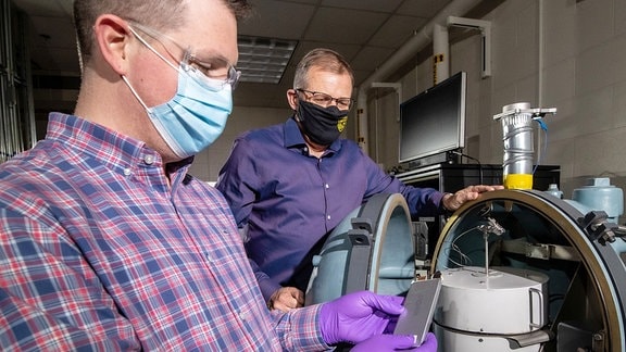 Ingenieure untersuchen Lithium-Ionen-Batterie vor Batterie-Testkammer