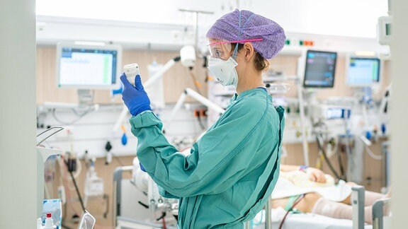 Eine Ärztin auf Intensivstation