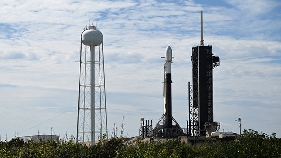 Eine SpaceX-Rakete wird für den Start vorbereitet.