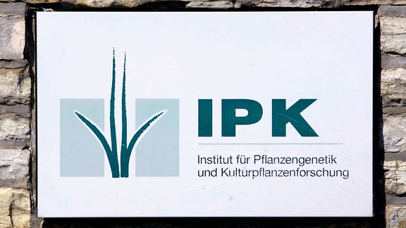 Ein Schild vom Institut für Pflanzengenetik und Kulturpflanzenforschung in Gatersleben