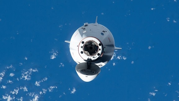 Raumschiff Crew Dragon im Anflug auf die ISS