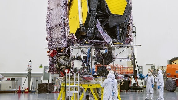 Wie groß das James-Webb-Weltraumteleskop tatsächlich ist, kann man auf diesem Foto erkennen. 