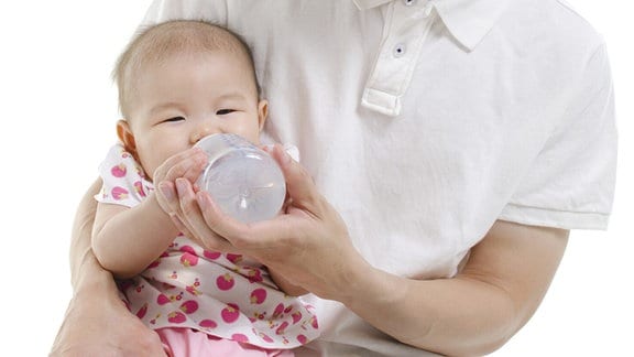 Säugling mit Flasche