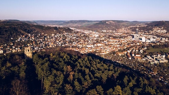 Blick vom Jenaer Forst auf links den Bismarckturm und rechts das Zentrum der Stadt Jena.