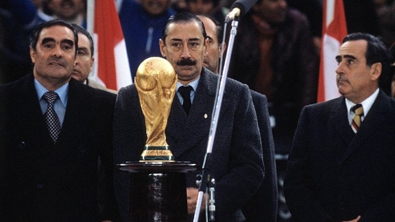 WM Finale 1978 - Staatspräsident Jorge Rafael Videla Argentinien hinter dem FIFA WM Pokal