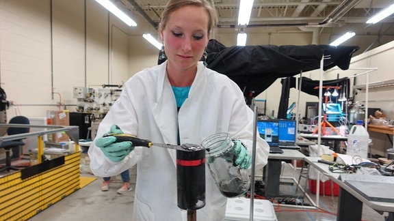 Die Geomikrobiologin Judith Klatt vom Max-Planck-Institut für Marine Mikrobiologie schabt eine mikrobielle Matte von der Oberseite eines Sedimentkerns, der im Middle Island Sinkhole im Lake Huron gesammelt wurde.