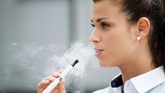 Eine junge Frau mit E-Zigarette