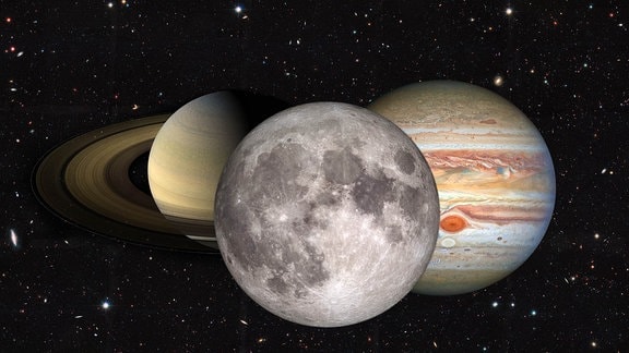 Eine Kollage mit den beiden Planeten Jupiter (r.) und Saturn (l.) sowie unserem Erdtrabanten, dem Mond (m.).