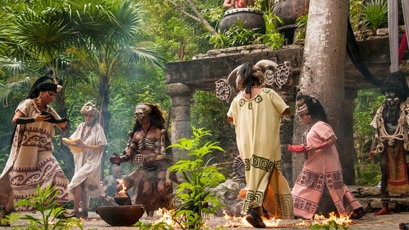 Maya-Kulturaufführung Los Rostros de Ek chuah, zu Ehren des Maya-Gottes Kakao, mit Frauen, die um einen Mann tanzen.