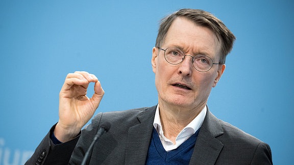 Karl Lauterbach (SPD), Bundesminister für Gesundheit, gestikulierend