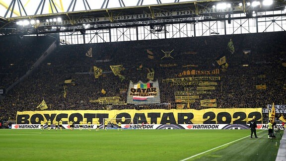 Boycott-Qatar-2022-Banner der BVB Fans auf der Südtribüne
