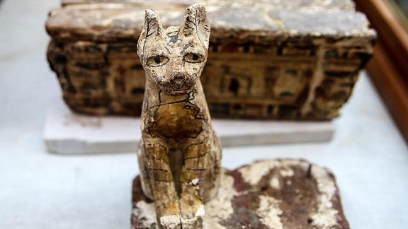 Eine Katzenstatue ist gemeinsam mit anderen archäologischen Funden in der Nekropole Sakkara ausgestellt.