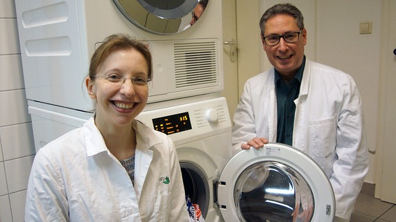 Susanne Jacksch und Prof. Dr. Markus Egert - zwei Forscher und eine Waschmaschine