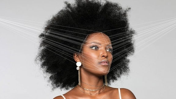 Porträt von Frau mit schwarzen lockigen Haaren im Afro-Stil, blickt leicht zur Seite, illustrierte Projektionslinien zur Gesichtserkennung auf Gesicht