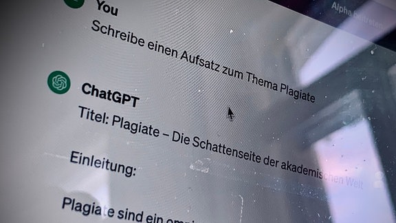 Auf Bildschirm ist ChatGPT geöffnet mit der Aufforderung, einen Aufsatz zum Thema Plagiate zu verfassen. Schräg nah an Bildschirm fotografiert, mystische Farbgebung.