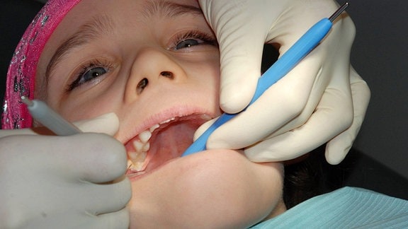 Mädchen bei einer Kontrolluntersuchung beim Zahnarzt
