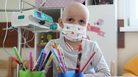 Kind malt im Spielzimmer eines Krankenhauses
