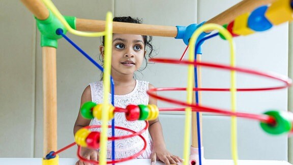 Ein Kind mit Spielsachen