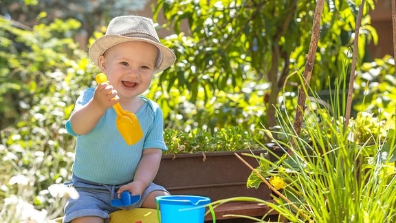 Kind mit Plastikspielzeug