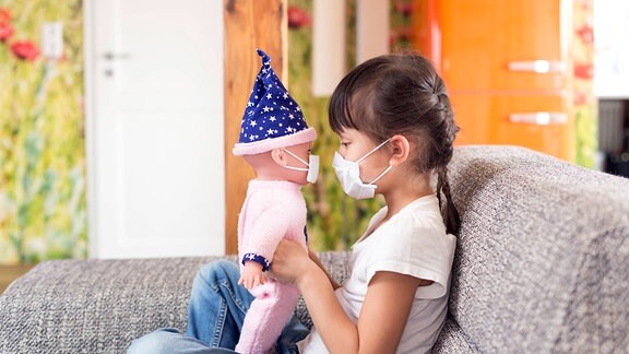 Kind mit Atemschutzmaske