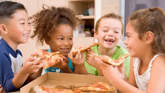 Kinder essen Pizza