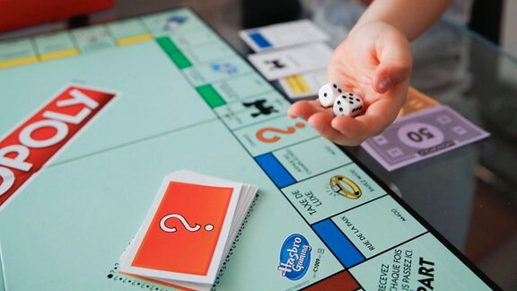 ein Kind spielt Monopoly
