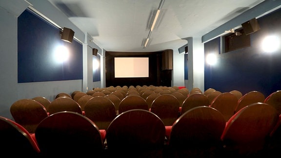 Blick in einen leeren Kinosaal