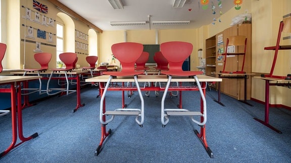 Mehrere Stühle in einem Klassenzimmer in der Grundschule stehen auf dem Tisch