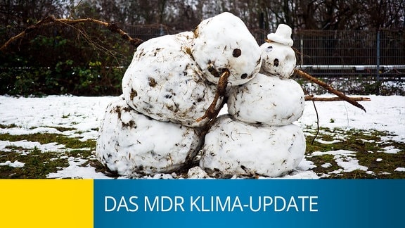 Tauwetter: Zwei Schneemänner, aneinandergekippt, am Schmelzen, dreckiger Schnee, Untergrund mit Schnee und Grasflecken. Text: Das MDR Klima-Update. 