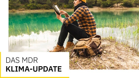 Text: Das MDR Klima-Update. Junger Mann mit Hemd, Schal, Mütze sitzt an See in Wald mit Buch in der Hand