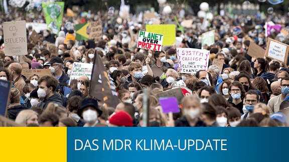 Demonstrierende halten Plakate hoch: z.B.  Planet over Profit, System Chance – not Climate Change, Kinder brauchen frische Luft. Schriftzug "DAS MDR KLIMA-UPDATE".