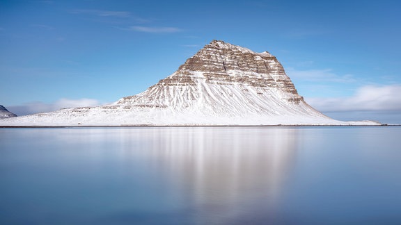 Berg Kirkjufell, Island, davor Wasser
