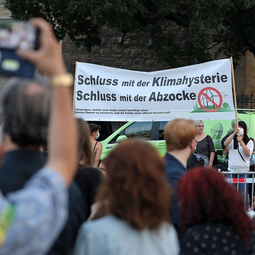 Demo mit Transparent gegen Klimahysterie