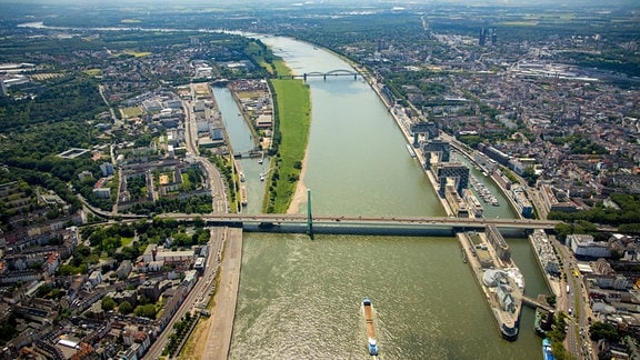 Luftbild von den Kranhäusern am Rheinufer nähe Severinsbrücke in Köln 