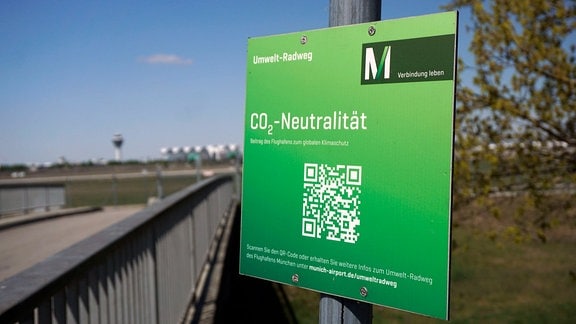 Schild an Umwelt-Radweg wirbt für Kohlenstoffdioxid-Neutralität