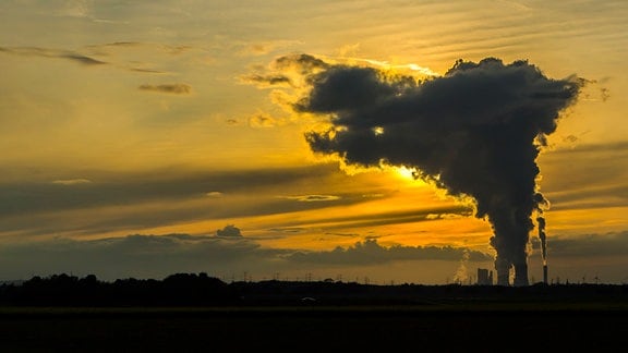 Das Braunkohlekraftwerk Niederaußem der RWE Power AG im Sonnenuntergang.