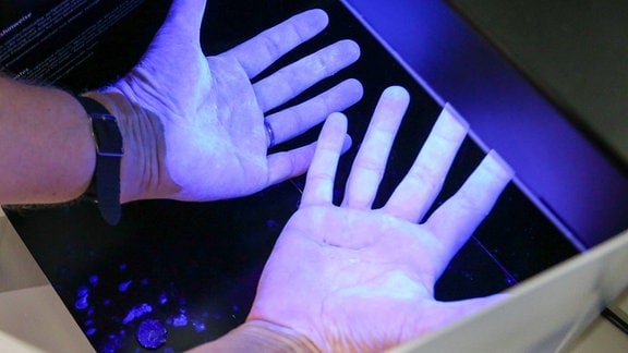 Krankenhaushygiene Klinikhygiene in einem Bonner Krankenhaus. UV-Licht macht Verschmutzungen an den Händen sichtbar.