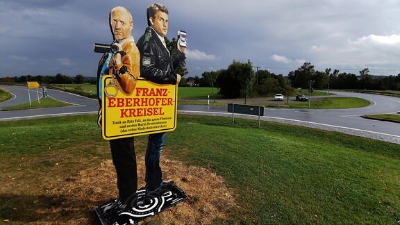 Der Franz-Eberhofer-Kreisel mit den Figuren von Franz Eberhofer, Schauspieler Sebastian Bezzel und Rudi Birkenberger, Schauspieler Simon Schwarz in Frontenhausen