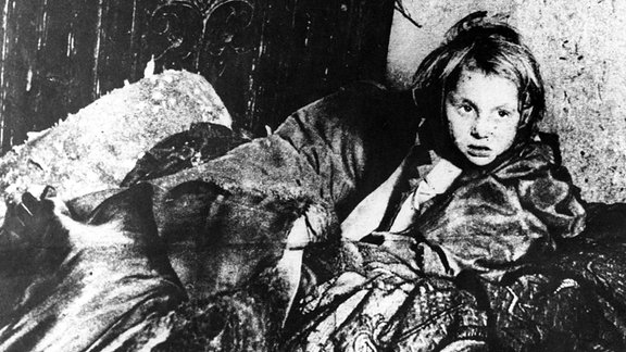 Kleines Mädchen, während des 2. Weltkrieges, im Warschauer Ghetto.