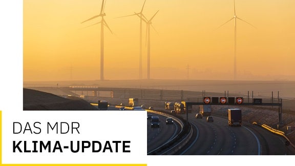 Autobahn von leichter Anhöhe, bei Sonnenuntergangsstimmung, im Hintergrund hohe Windräder, Text Das MDR Klima-Update