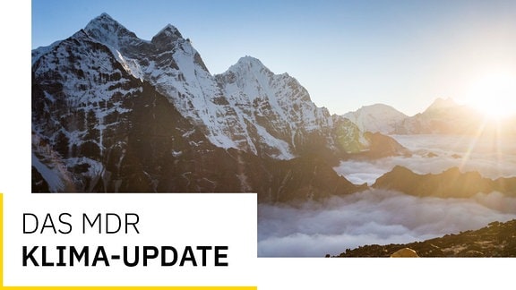 Berggipfel mit Schnee, Sonne im Gegenlicht, blauer Himmel, Text Das MDR Klima-Update