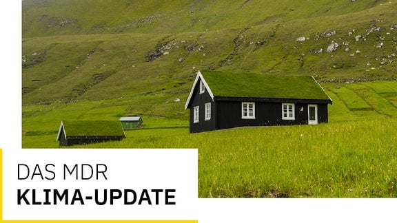 Dunkles Holzhaus in grüner Hügellandschaft mit grünem Dach, Text "Das MDR Klima-Update"