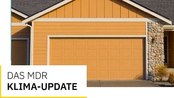 Geschlossene Garage eines typischen Vorstadthauses mit Auffahrt und Text MDR Klima-Update