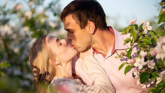 Mann und Frau küssen sich